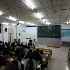 赵晓菊老师为同学们介绍有关安全的案例_副本